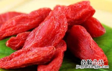 枸杞子泡水喝的功效 枸杞子泡水喝的功效与禁忌