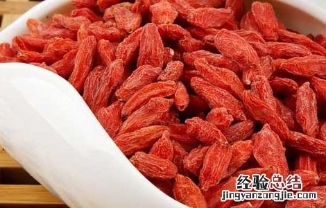 枸杞子泡水喝的功效 枸杞子泡水喝的功效与禁忌