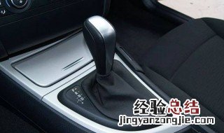 自动挡挂倒档没松手刹有没有事 为什么自动档挂倒档还没有松刹车就会动一下