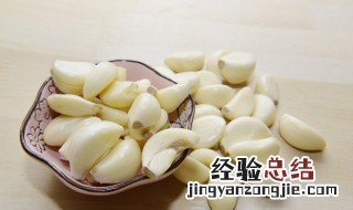 腌制的腊八蒜为什么不绿 为什么腌制的腊八蒜不绿