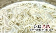 冻成一块的面条怎么煮 煮冻面条是用冷水还是热水下锅