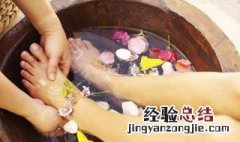 女人用盐泡脚有什么好处与坏处 女人用盐泡脚有什么好处