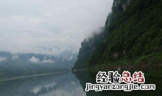 夹岸高山皆生寒树负势竞上互相轩邈怎么翻译 其实很简单