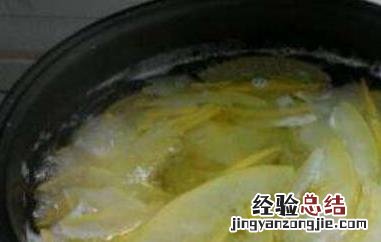 柚子皮煮水的功效与作用 新鲜柚子皮煮水的功效与作用