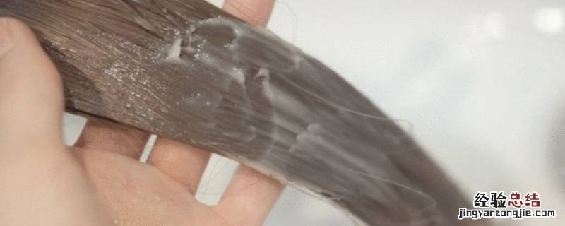 喷了发胶之后可以好几天不洗头吗 喷了发胶可以第二天再洗头吗