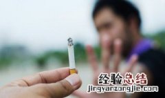 烟灰缸里别放水这句话是什么意思 烟灰缸需要放水吗