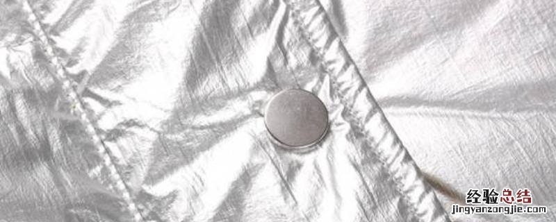 羽绒服可以直接用洗衣机洗吗 免洗羽绒服能用洗衣机洗吗