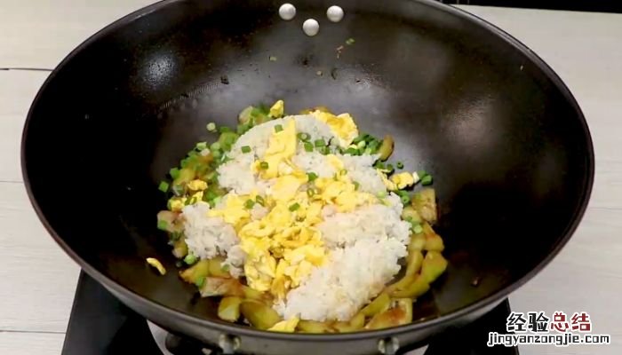 丝瓜炒米饭的做法 丝瓜炒米饭怎么做