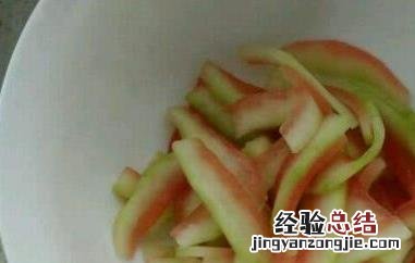 西瓜皮怎么腌制咸菜 西瓜皮腌咸菜的流程