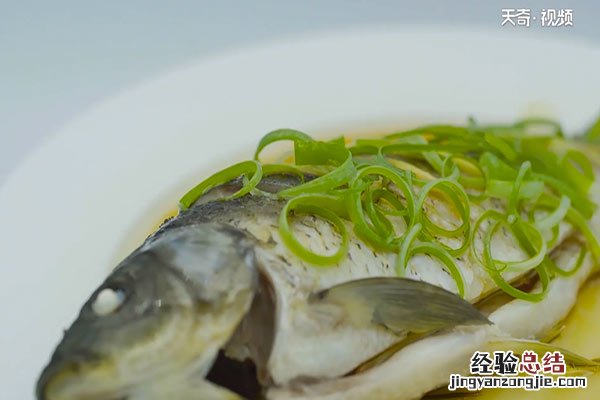 清蒸鱼的做法.教你如何蒸鱼视频 清蒸鱼的做法