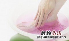 盐水泡脚的好处和坏处 盐水泡脚的好处和坏处介绍