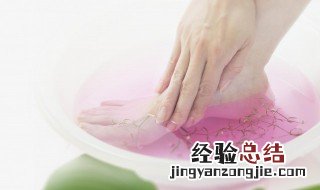 盐水泡脚的好处和坏处 盐水泡脚的好处和坏处介绍