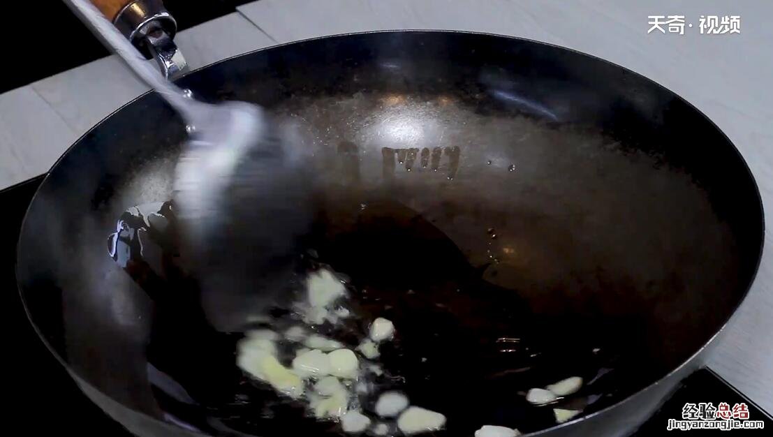 清炒茭白木耳的做法 清炒茭白木耳怎么做