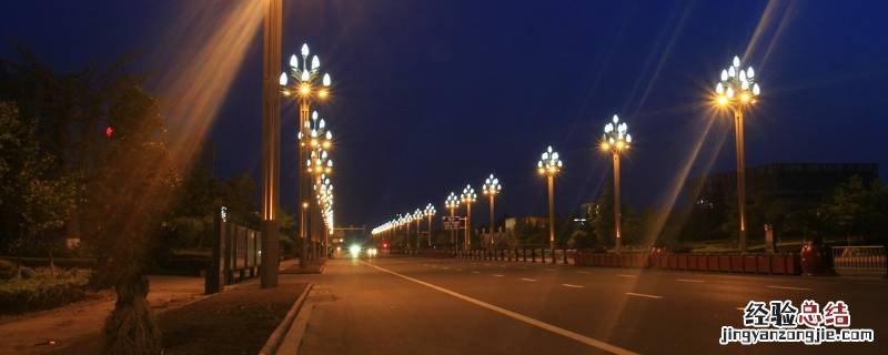 路灯的特点是什么可以用来比喻什么样的人 路灯的特点是什么
