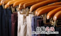 男生白色长裤怎么搭配衣服好看 男生白色裤子配什么颜色的衣服好看
