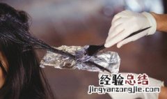 染头发时保鲜膜包着好还是不包好 染发用保鲜膜包上好吗