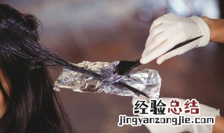 染头发时保鲜膜包着好还是不包好 染发用保鲜膜包上好吗