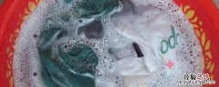 新衣服用清水洗一下还用洗涤剂吗 新衣服用清水洗还是洗衣液洗