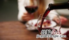 为什么在红酒杯里倒一点 为什么红酒只倒杯子三分之一