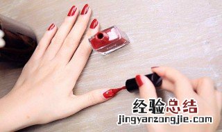 指甲肤色偏白搭配什么指甲油 指甲肤色偏白搭配什么指甲油好看