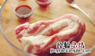 红萝卜炒回锅肉的做法 胡萝卜青菜炒回锅肉的做法