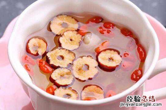枣泡水喝有什么好处和坏处 用红枣泡水喝有什么好处和坏处