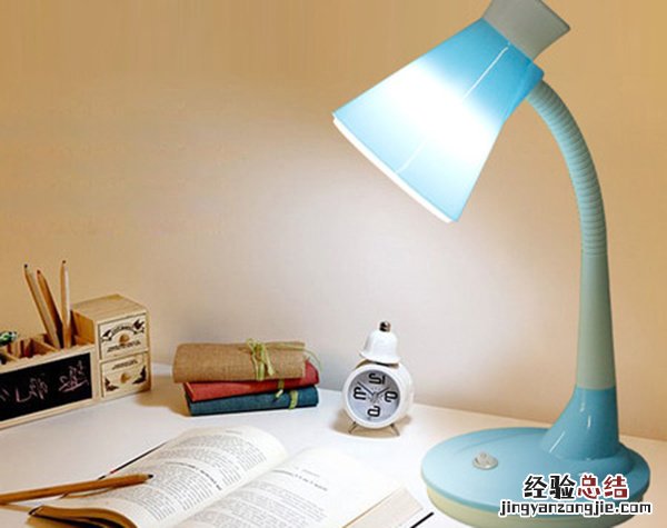 儿童台灯怎么选 儿童台灯怎么选选哪个色