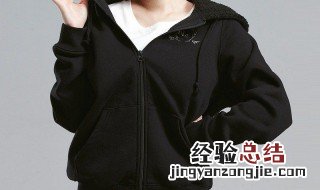 女士黑色卫衣搭配法式大衣 女士黑色卫衣搭配法