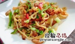 泡菜炒乌冬面的做法 泡菜五花炒乌冬面怎么做