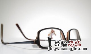 眼镜英语怎么说 她带着眼镜英语怎么说