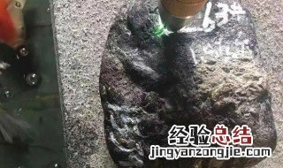 翡翠原石有什么特点 如何鉴别炸山石翡翠