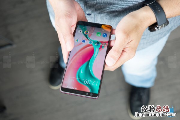 HTC U12+真机上手图赏:看起来相当漂亮