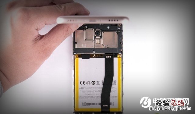 魅蓝6后盖怎么打开 魅蓝6后盖打开教程