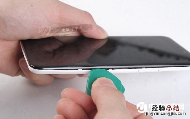 360手机N4后盖怎么打开 360手机N4后盖拆解换电池教程